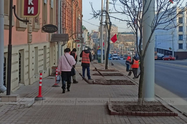 Весна начинается с уборки: «Гордормост» круглосуточно расчищает Витебск от остатков снега и наледи
