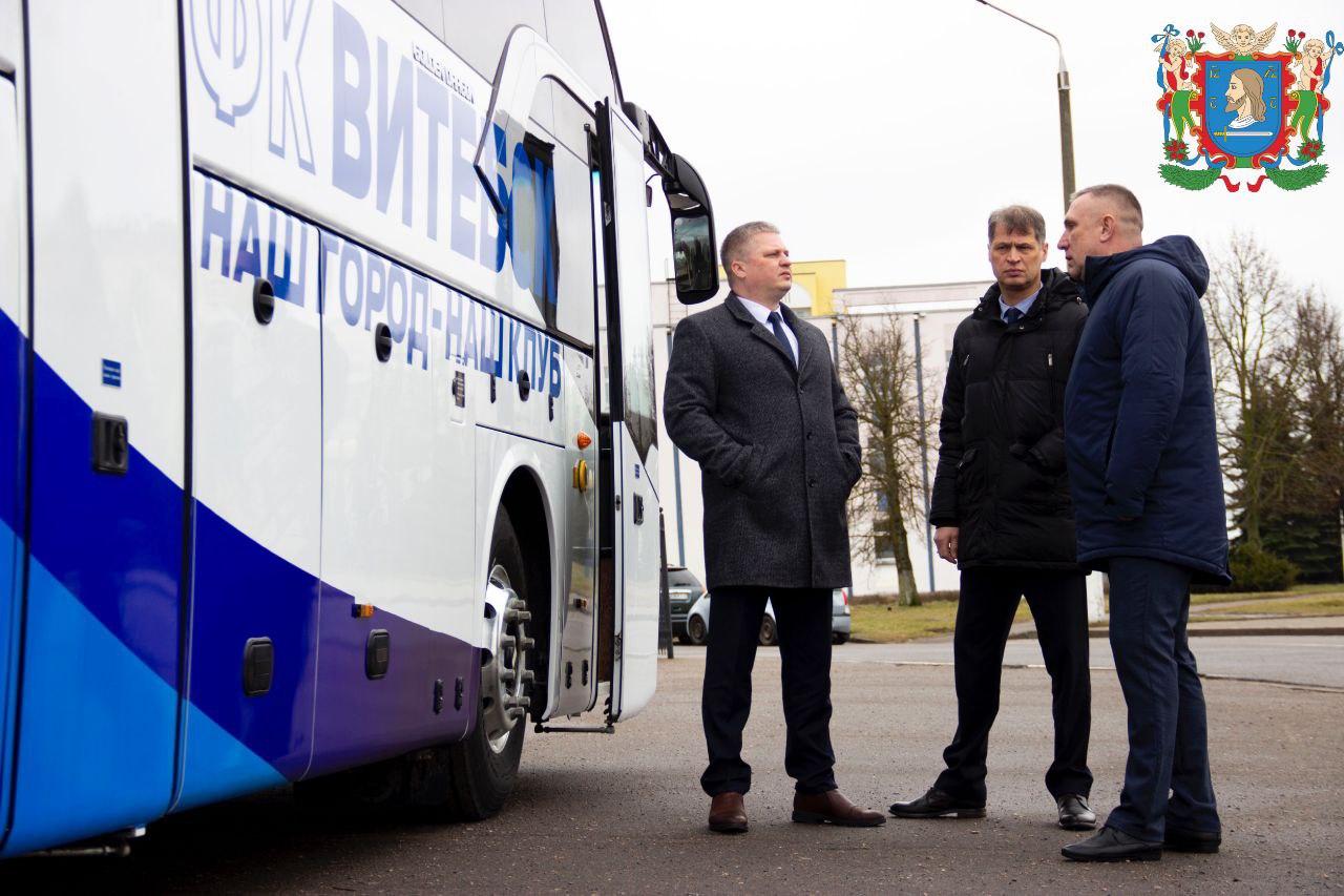Председатель Витебского горисполкома Алексей Героев вручил ключи от нового автобуса ФК «Витебск»