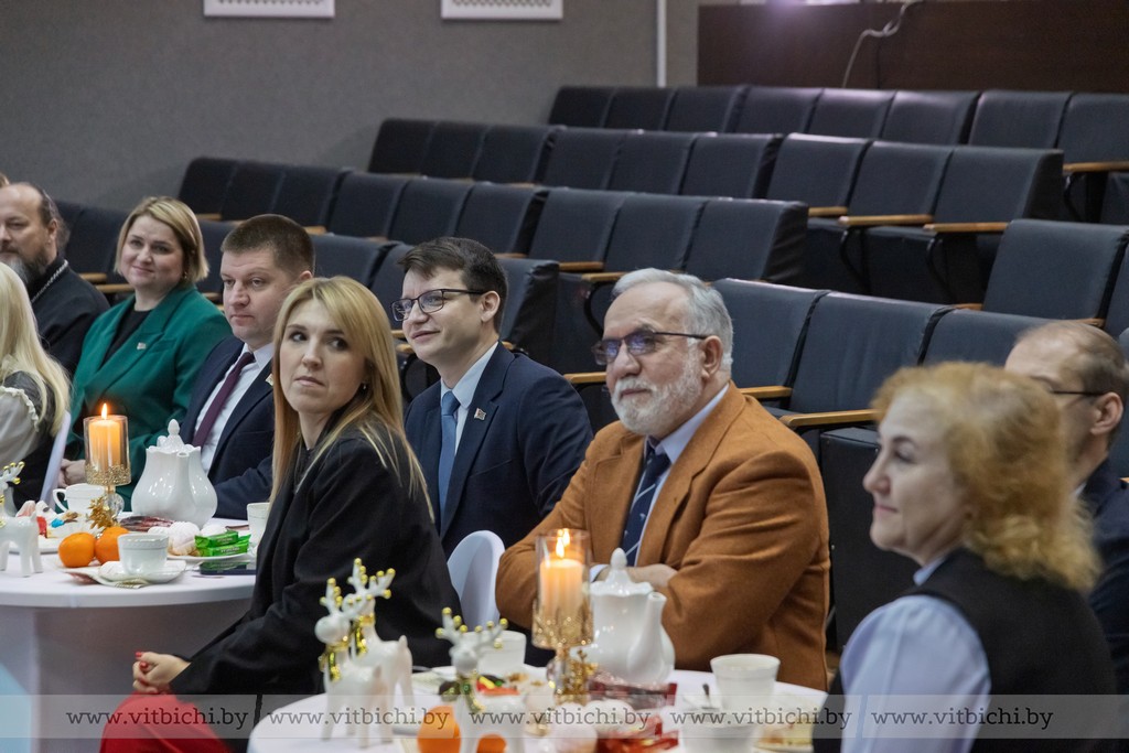 В витебской гимназии № 8 прошла Рождественская встреча с молодыми специалистами Первомайского района