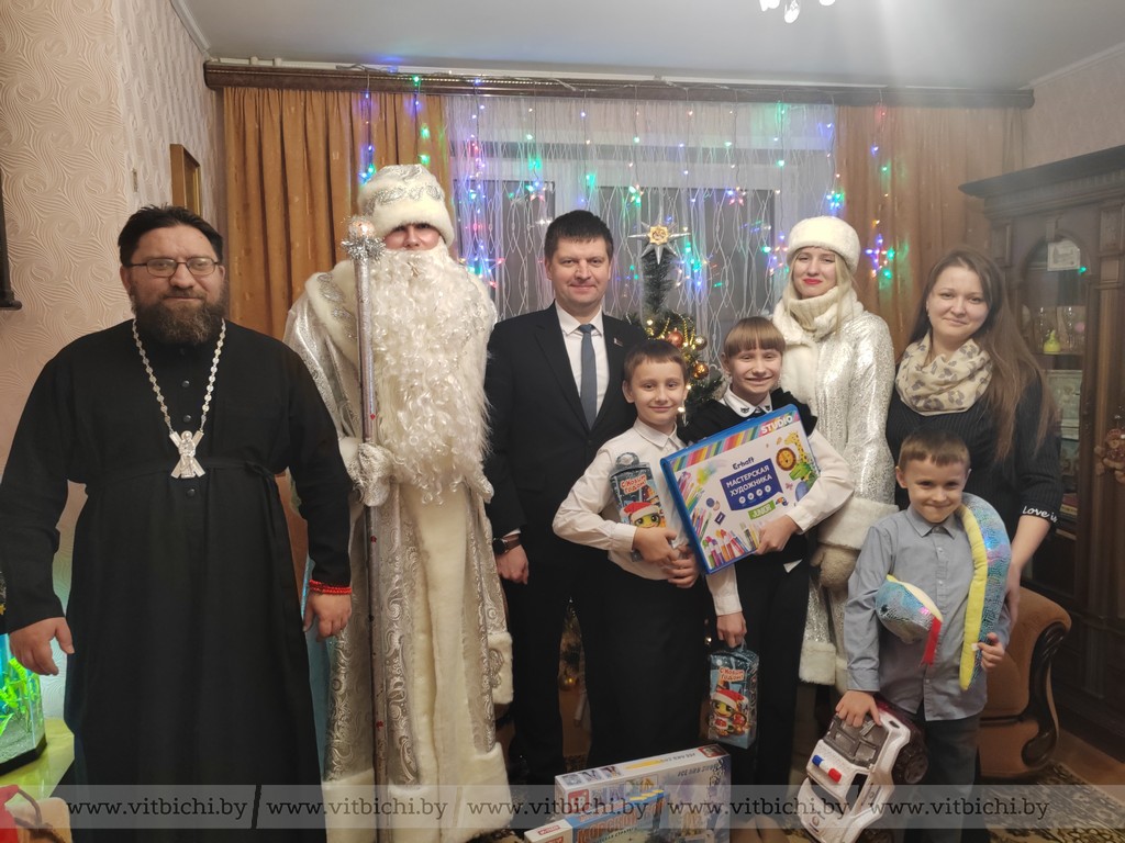 Глава администрации Первомайского района Евгений Семенычев поздравил многодетную семью с наступающим Новым годом