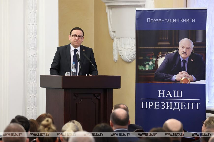 Книга "Наш Президент" поступила в продажу в магазины областных центров