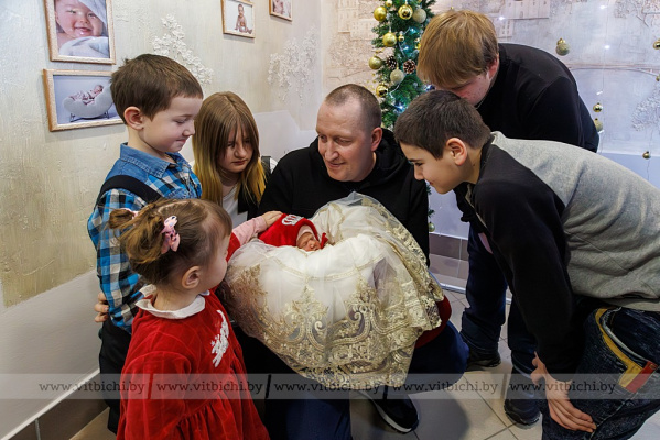 В Витебске поздравили матерей и их малышей, родившихся в первую минуту Нового года