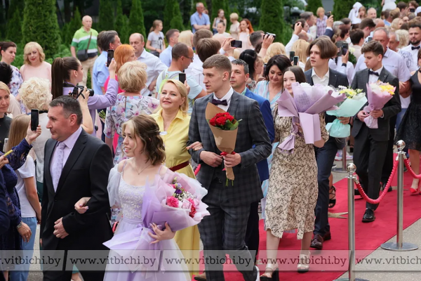 В Витебске аттестат зрелости получат 1827 юношей и девушек