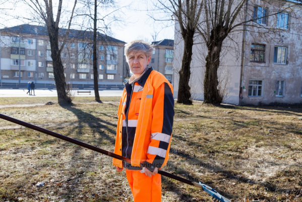 Спортивная закалка помогает: Татьяна Карбовская 30 лет поддерживает чистоту во дворах Витебска