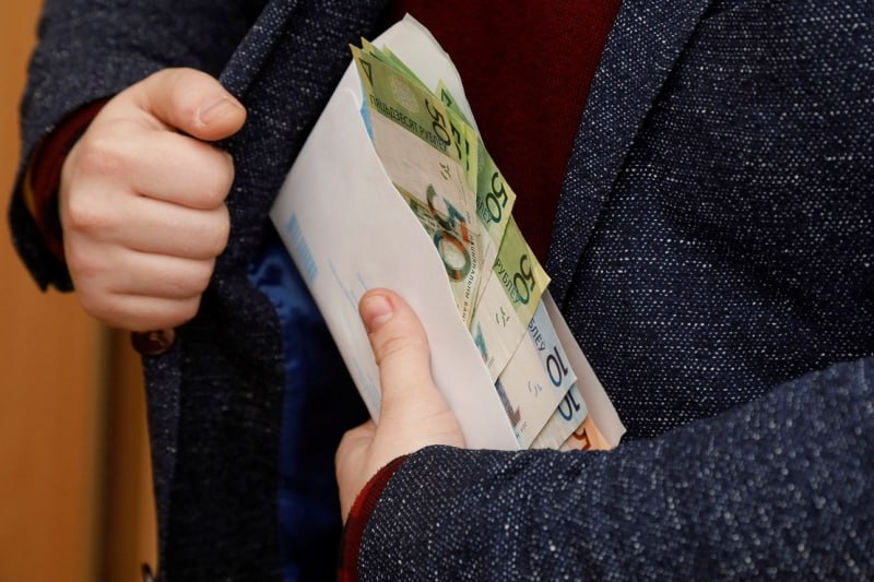 Мошенники запугали 18-летнюю витебчанку и заставили стать их курьером