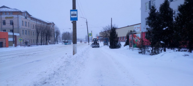 Витебский завод тракторных запчастей борется со снегом на улицах Марковщины