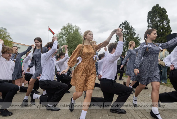 Вальс Победы закружил 80 пар из школ и гимназий Первомайского района Витебска