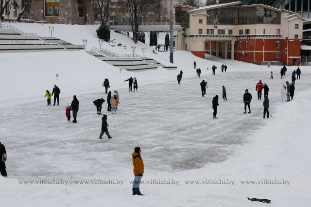 В Витебске у Летнего амфитеатра работает открытый каток