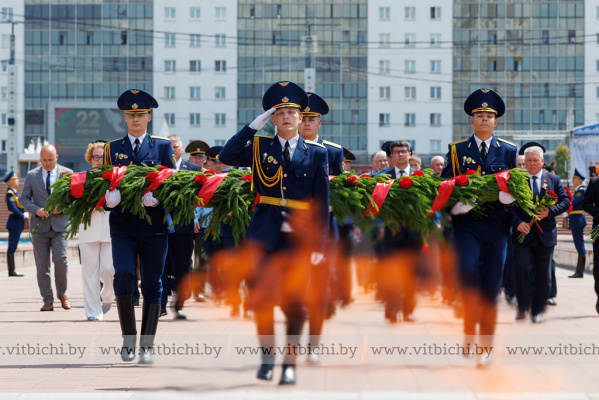 Торжественная церемония возложения цветов прошла на площади Победы у мемориального комплекса в честь советских воинов-освободителей, партизан и подпольщиков Витебщины