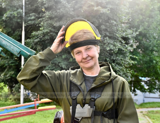 Создает уют: как рабочий по комплексной уборке домовладений ЖЭУ № 21 Татьяна Гудкова стала хозяйкой двора