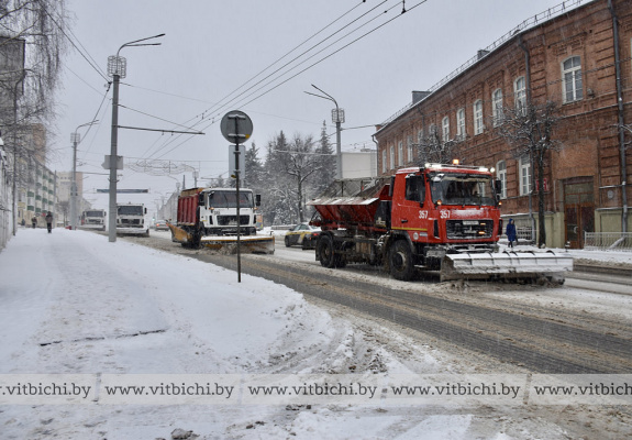 Напряжение и днем, и ночью: как «Гордормост» сражается со снежной стихией в Витебске