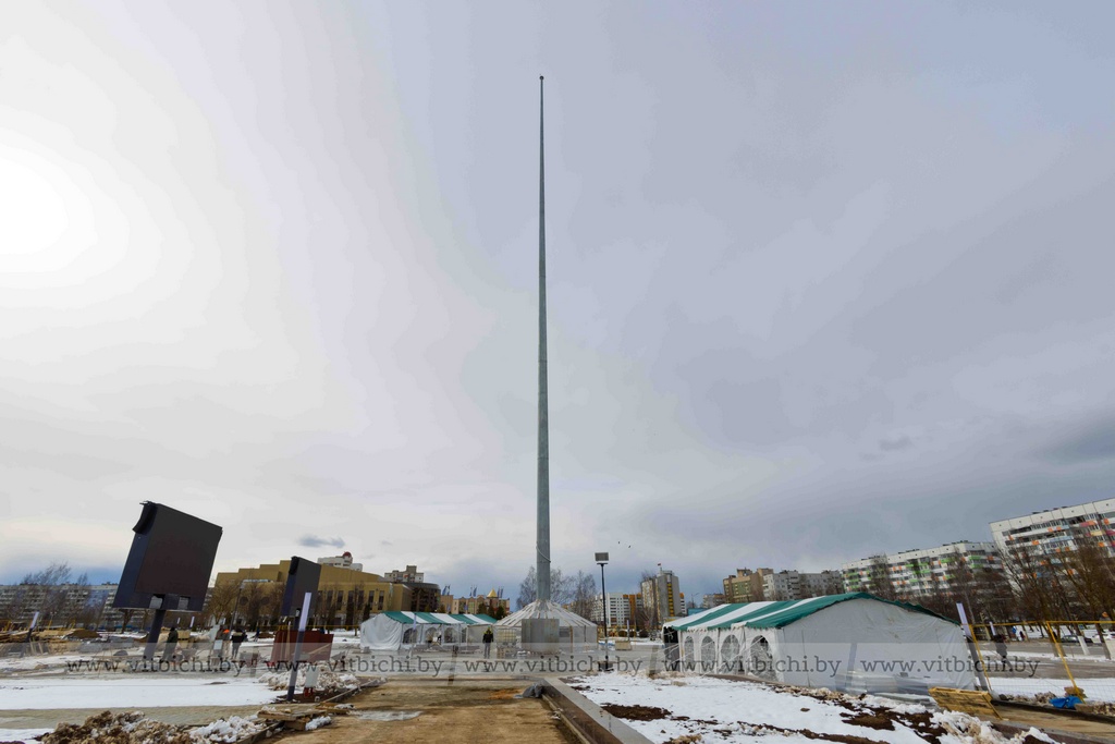 Конструкцию с гербом начали собирать на новой площади герба и флага в Витебске - Фотофакт