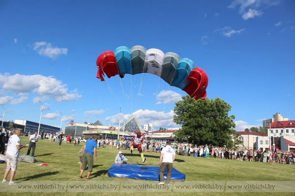 В центре города! Витебчане смогут увидеть прыжки финалистов чемпионата по парашютному спорту 21 июня