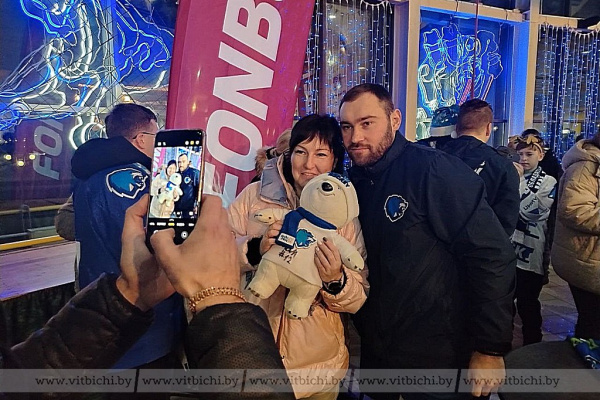 В Витебске проходит благотворительный вечер и товарищеский матч по хоккею