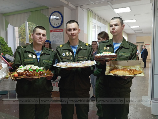 Витебских военнослужащих 103-й бригады угостили пирожками и отправили в часть с пирогами