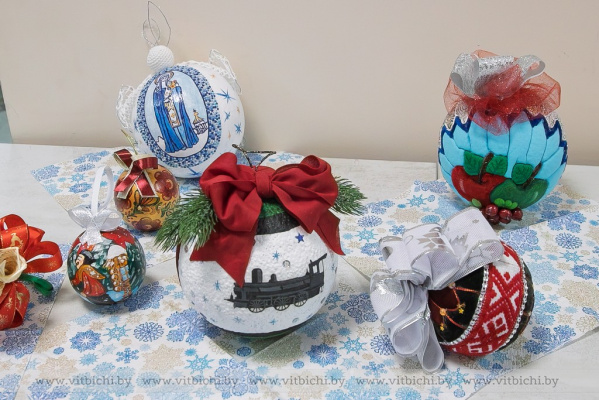 Добро в деталях: как витебчане могут помочь детям, купив новогодний шар