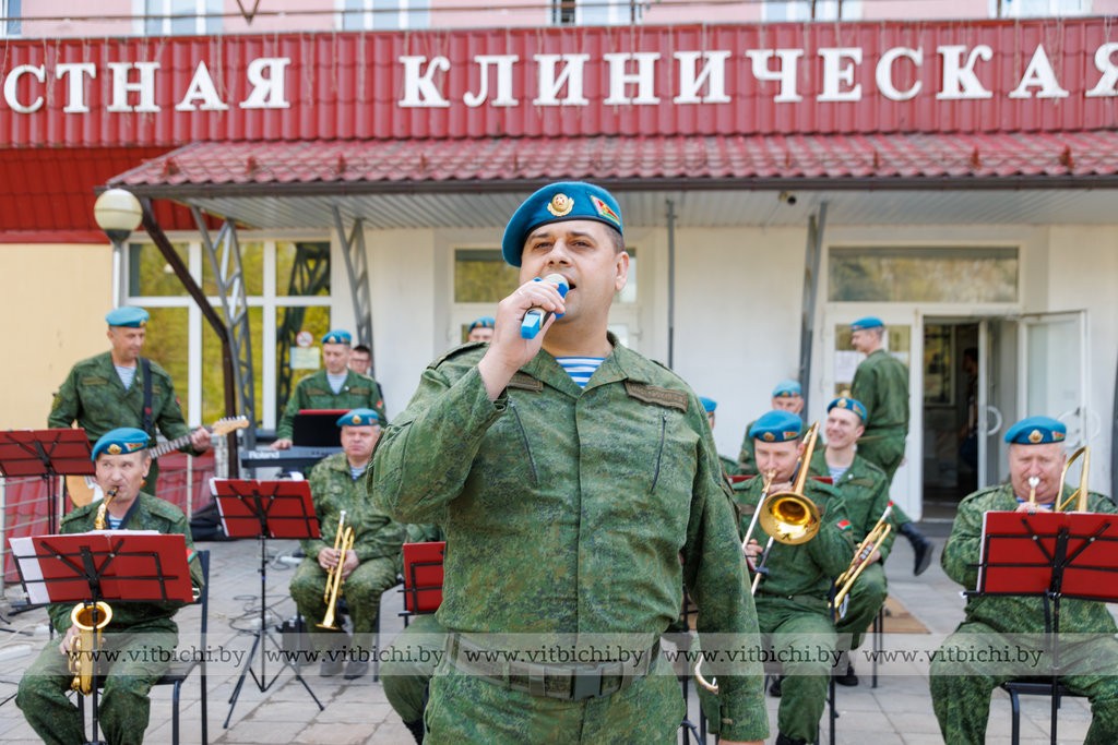 Витебские десантники и медики главной больницы области вместе спели песни Победы