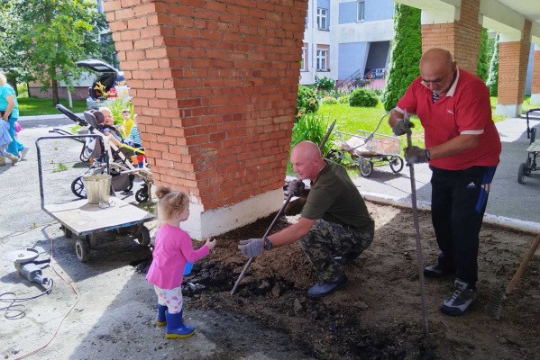 Ветераны-десантники благоустроили территорию дома ребенка в Витебске