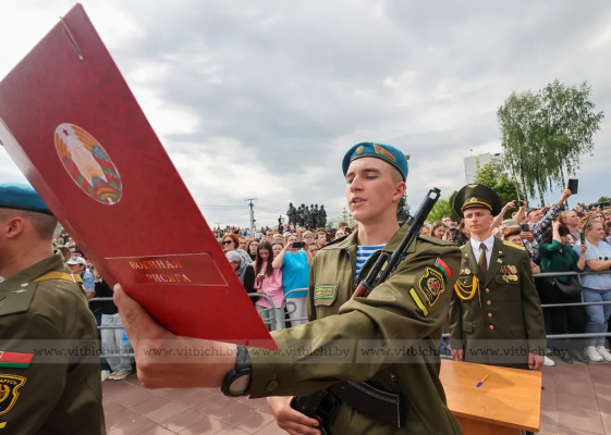 На площади Победы в Витебске военную присягу приняли новобранцы 103-й Витебской отдельной гвардейской воздушно-десантной бригады