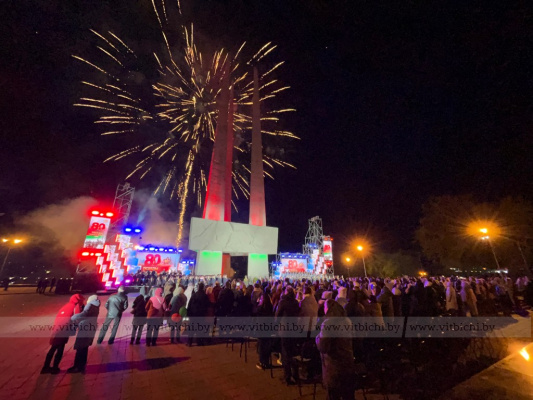 Концерт на площади Победы в Витебске завершился песней «День Победы» и грандиозным фейерверком