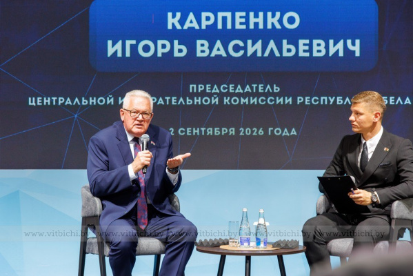 Игорь Карпенко встретился с первокурсниками в Витебске, поговорив о выборах, образовании и развитии села