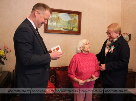 Витебчанке Майе Александрович вручили юбилейную медаль к 80-летию Победы в день ее рождения