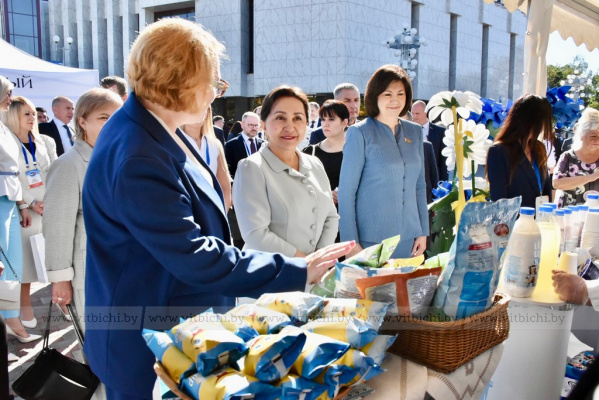 Участники белорусско-узбекского женского бизнес-форума посетили выставку достижений народного хозяйства регионов Беларуси и Узбекистана