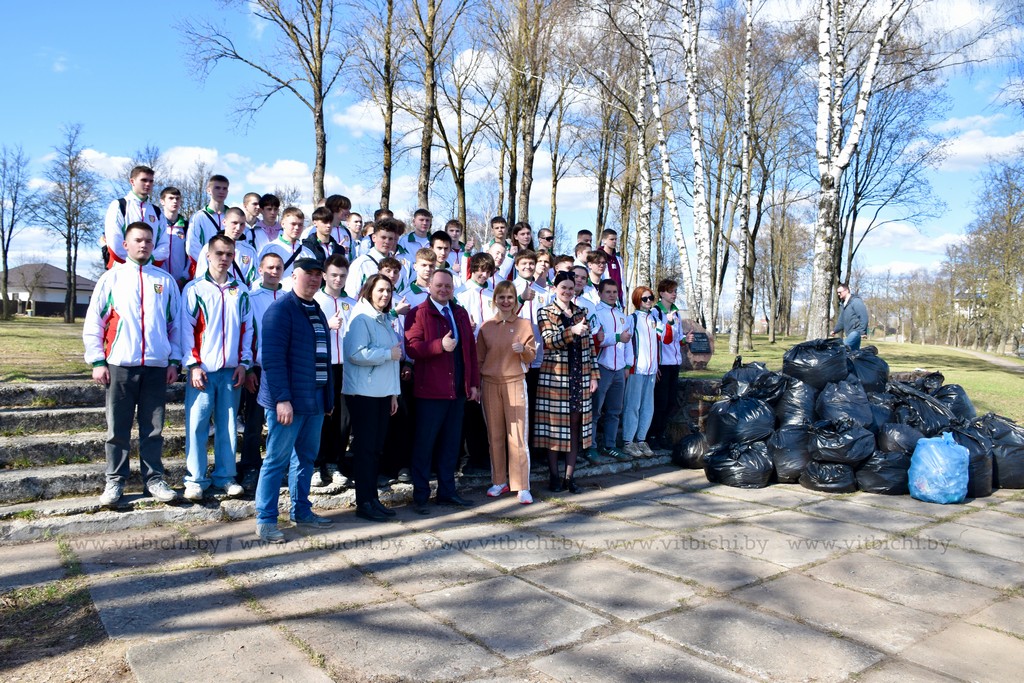 Витебские волонтеры привели в порядок территорию в сквере имени Веры Хоружей