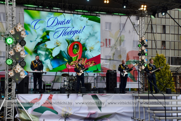 День Победы в вечернем Витебске: музыка, песни и атмосфера единства
