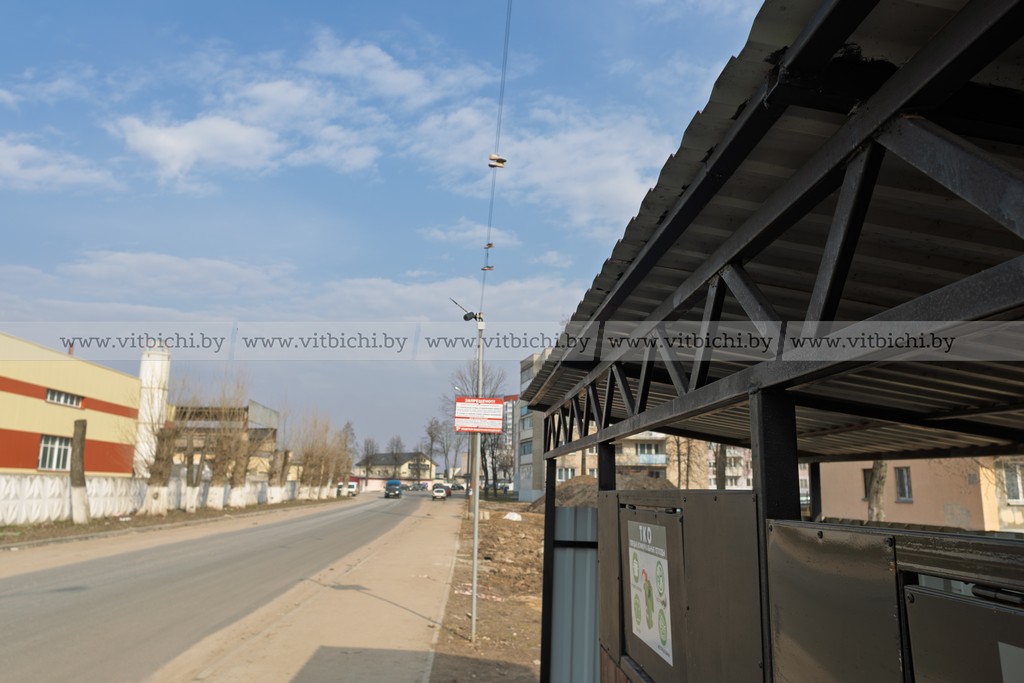 В Витебске работники Спецавтобазы устанавливают видеокамеры на контейнерных площадках