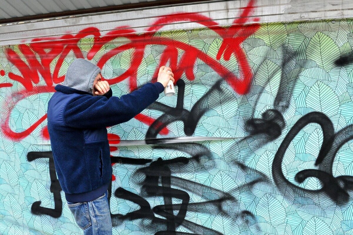 Гуталиновое граффити с рекламой магазина наркотиков принесли автору полтора года химии