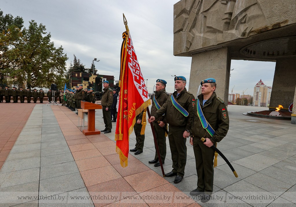 На площади Победы в Витебске чествовали военнослужащих срочной службы 103-й Витебской отдельной гвардейской воздушно-десантной бригады, увольняемых в запас.