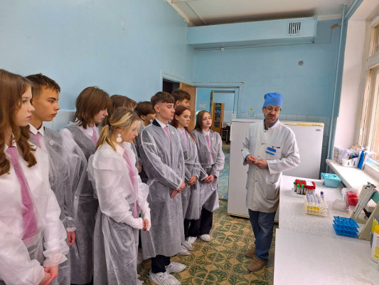 Учащимся 10 «Б» торжественно вручили значки профильного медицинского класса гимназии № 1 Витебска имени Ж. И. Алфёрова.