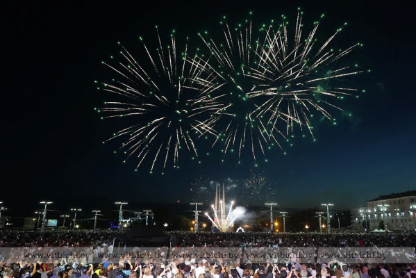 Огни праздничного салюта в честь Дня Независимости украсили небо над Витебском