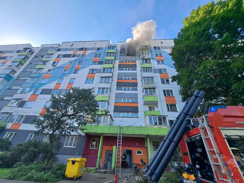 Спасатели эвакуировали семь человек при пожаре в многоэтажке Витебска