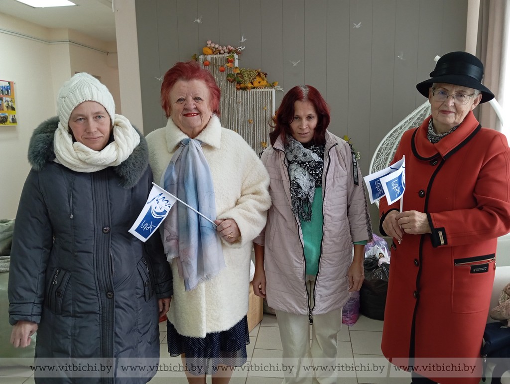 Теплые вещи и одежду для подопечных социального пансионата «Территория добра» привезли в Селюты члены городского женсовета