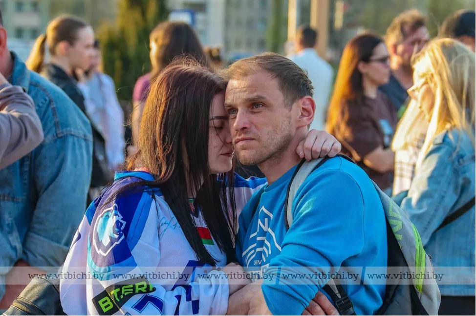 Верим в "Витебск"! Фанзона перед Дворцом спорта болела до последнего - Фоторепортаж