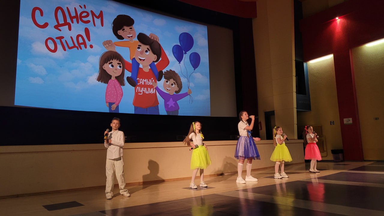 В Доме кино прошла акция «Я горжусь тобой, папа!» в честь отцов, которые воспитывают детей одни