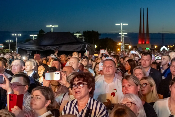 В едином порыве. К акции «Споем гимн вместе» присоединились жители Витебска
