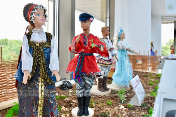 В Духовском круглике открылся выставочный проект «Красота и величие народного костюма»