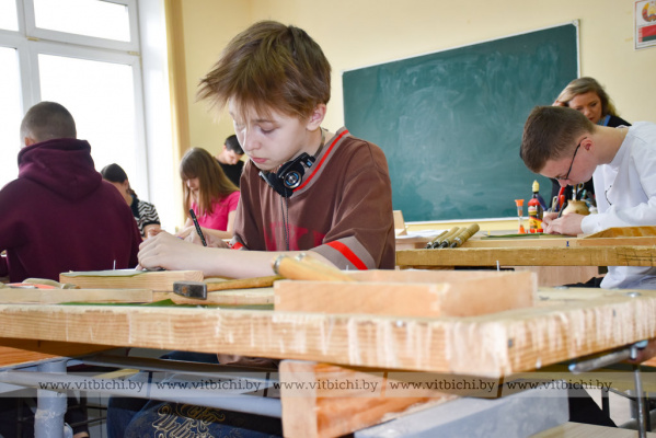 Более 20 юных умельцев соревнуются в конкурсе по деревообработке в Витебске