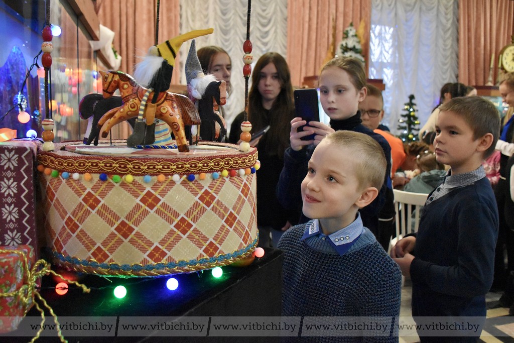 Новогодний праздник для ребят из социально уязвимых категорий провели в Белорусском театре «Лялька»