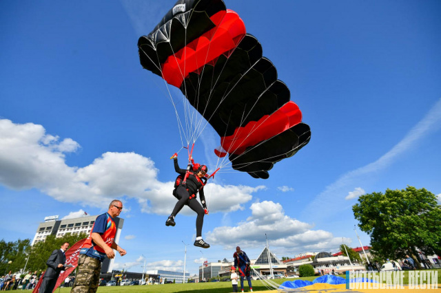 Зрелищный финал: посмотрите, как в центре Витебска приземлялись участники VI открытого Чемпионата Беларуси по парашютному спорту среди ветеранов-парашютистов