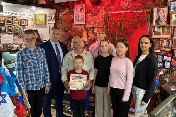 Депутат Андрей Балыш передал книгу "Неизвестные страницы войны открывают депутаты белорусского парламента" музею в Зароново