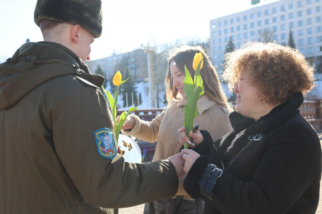 Витебские десантники дарят весеннее настроение
