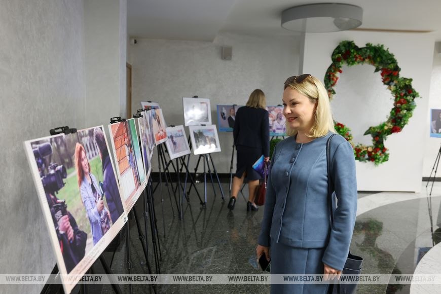 "Необычный ракурс". Фотовыставку о женщинах в журналистике представили на медиафоруме в Гродно