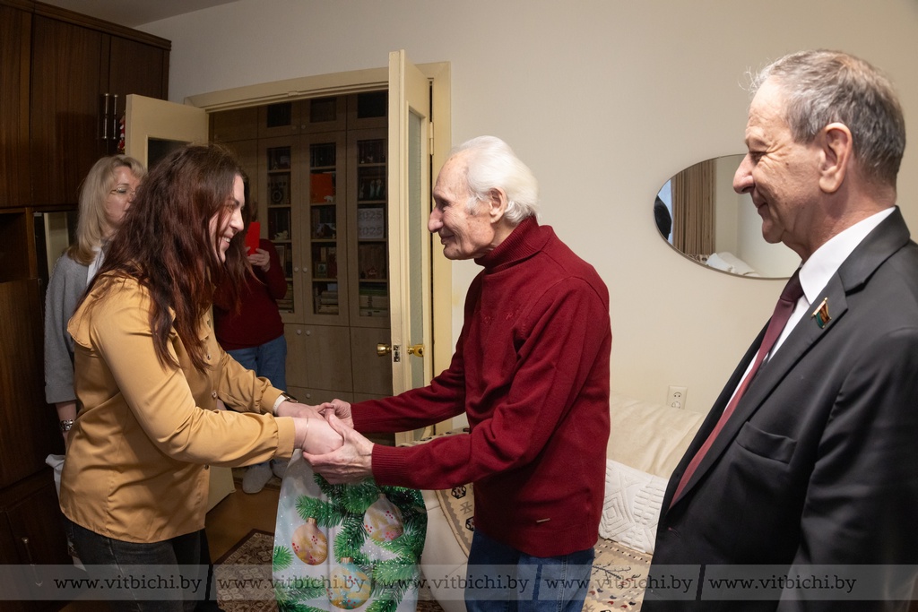 Ценить и беречь мир. Виктор Николайкин тепло поздравил ветерана Великой Отечественной войны Давида Сонькина с наступающим Новым годом