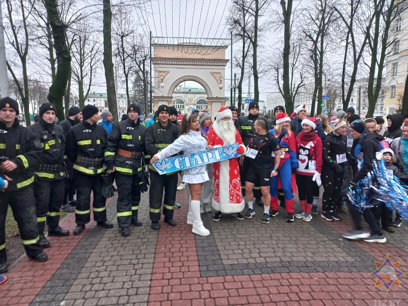 Витебские спасатели в первый день нового года приняли участие в «Забеге трезвости»