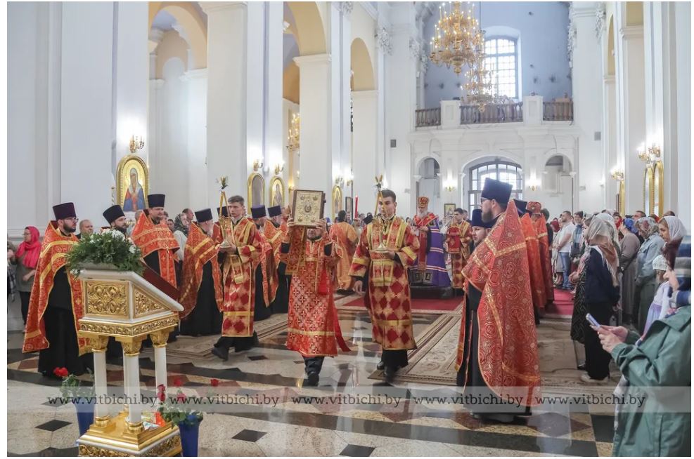 Александр Субботин принял участие в пасхальной службе в Витебске