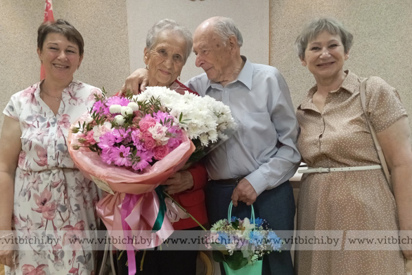 65 лет вместе: в Октябрьском районе поздравили с железной свадьбой супругов Драпкиных